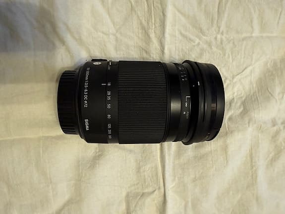 Sigma 18-300mm f/3.5-6.3 DC Macro OS HSM Objektiv. Passar till Canon EOS