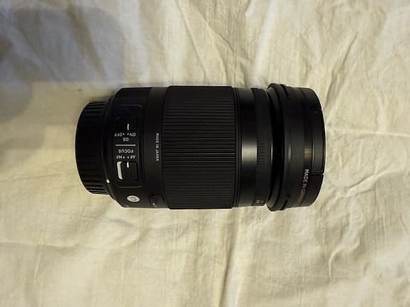 Sigma 18-300mm f/3.5-6.3 DC Macro OS HSM Objektiv. Passar till Canon EOS
