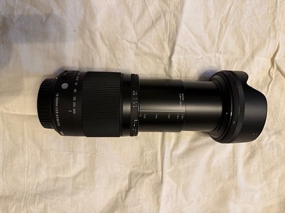 Sigma 18-300mm f/3.5-6.3 DC Macro OS HSM Objektiv. Passar till Canon EOS