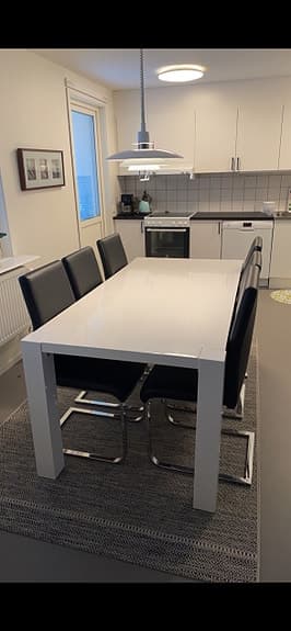 Vit matgrupp från IKEA – Bord + 6 stolar