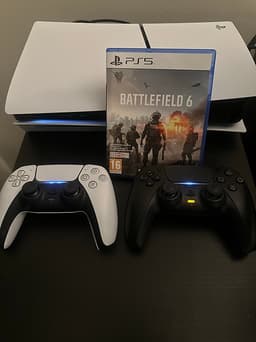Playstation Slim 1TB med två handkontroller och Battlefield 6