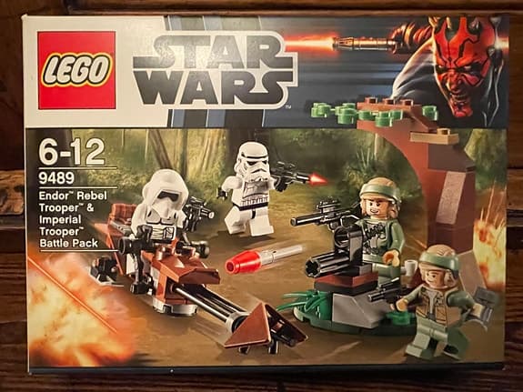 LEGO 9489 Star Wars Endor Rebel Trooper & Imperial Trooper Battle Pack