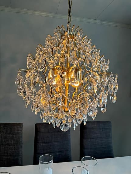 Kristalltakkrona i mässing, mått 60x70cm köpt på Bergmansmöbler