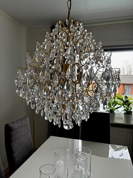 Kristalltakkrona i mässing, mått 60x70cm köpt på Bergmansmöbler