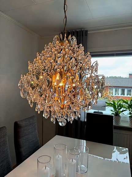 Kristalltakkrona i mässing, mått 60x70cm köpt på Bergmansmöbler