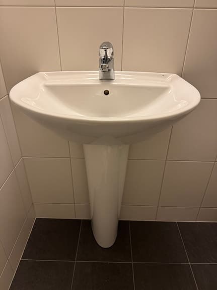 Tvättställ med piedestal och blandare