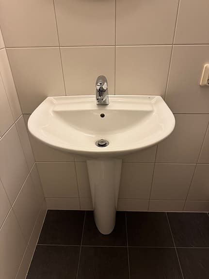Tvättställ med piedestal och blandare