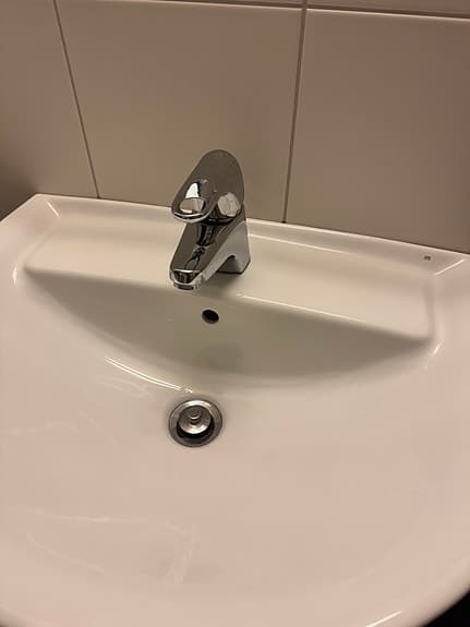Tvättställ med piedestal och blandare