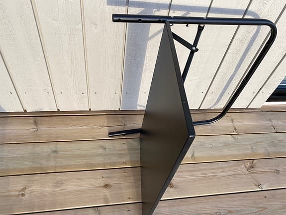 helt nytt balkongbord i svart metall