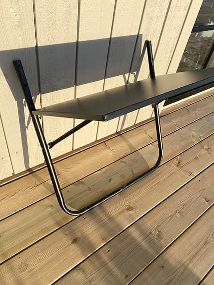 helt nytt balkongbord i svart metall
