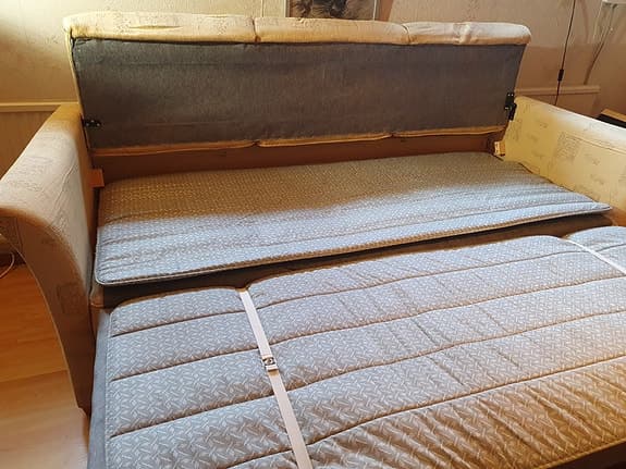 Soffa med utdragbar sängfunktion gulbeige tyg