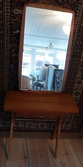 Spegel med träram och sidobord i teak