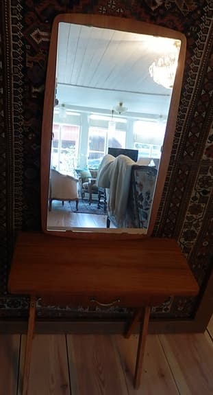 Spegel med träram och sidobord i teak