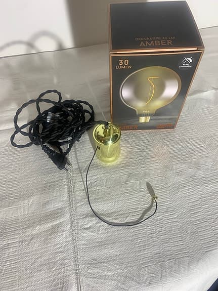 Lampa med kläddlampsladd och stor glödlampa