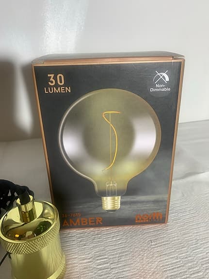 Lampa med kläddlampsladd och stor glödlampa