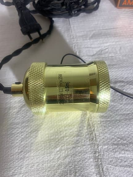 Lampa med kläddlampsladd och stor glödlampa