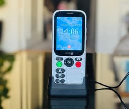 Doro 780X med bordsladdare