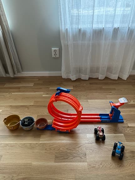Hot Wheels Monster Trucks - Loop & Flip Trophy Challenge