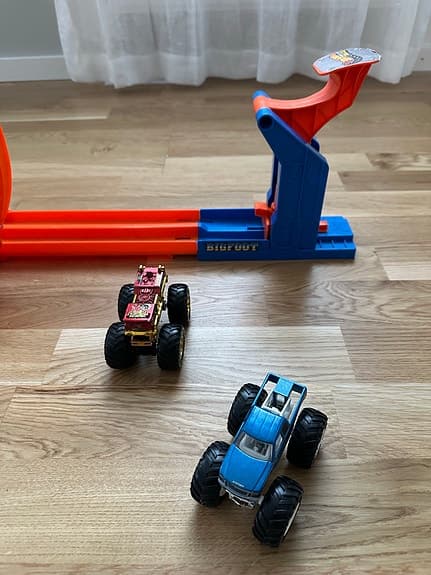 Hot Wheels Monster Trucks - Loop & Flip Trophy Challenge