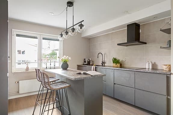 Svart taklampa från Markslöjd