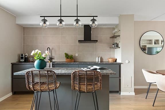 Svart taklampa från Markslöjd