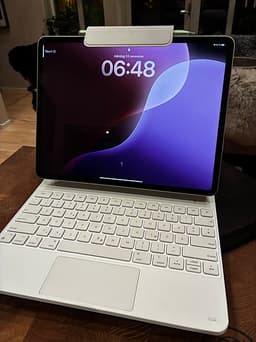 iPad Air 13" 128 GB Wi-Fi – nyskick, med tangentbord & penna