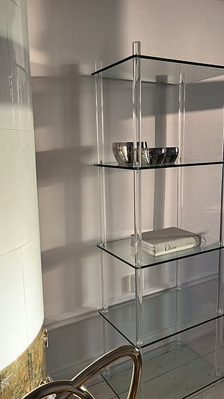 Unik bokhylla i glas och plexiglas