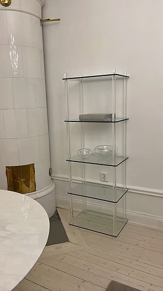 Unik bokhylla i glas och plexiglas
