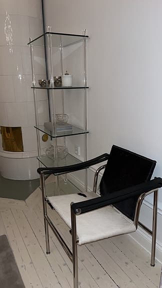 Unik bokhylla i glas och plexiglas