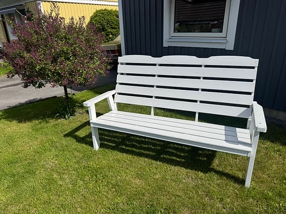 Vit trädgårdsbänk i trä