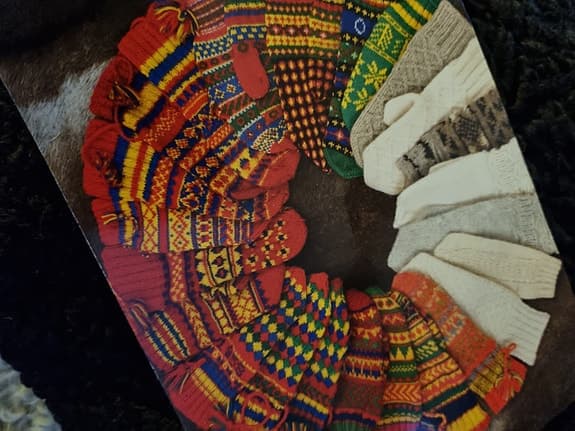 Marknadsvantar/samevantar tätstickade I 100 % ullgarn 6 trådigt Siessa.