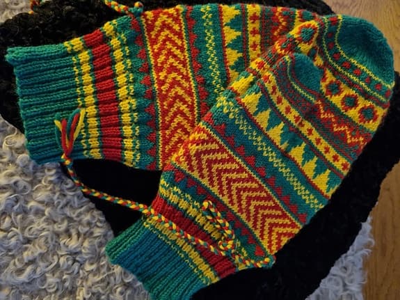 Marknadsvantar/samevantar tätstickade I 100 % ullgarn 6 trådigt Siessa.