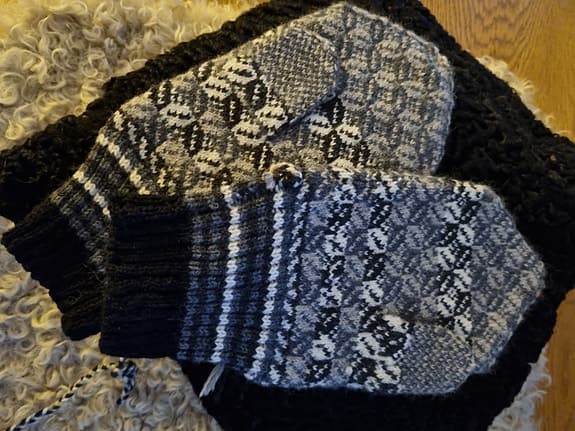 Marknadsvantar/samevantar tätstickade I 100 % ullgarn 6 trådigt Siessa.