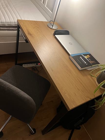 Stilren mellanstort mörkt trä skrivbord med svart metall detaljer