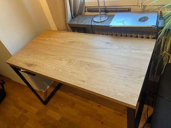 Stilren mellanstort mörkt trä skrivbord med svart metall detaljer