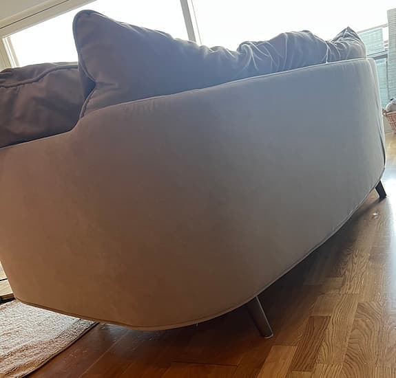 4 sits + 2 sits Soffor med beige sammetstyg och säljes i par eller separat