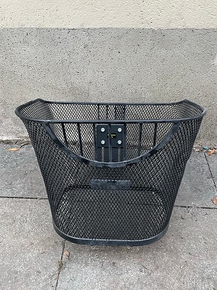 Svart cykelkorg i metallnät i mycket fint skick