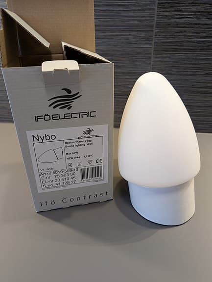 Mindre belysningsarmatur - vit, tål bastu, helt ny