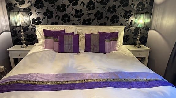 Set med prydnadskuddar och löpare i lila och rosa med dekorativa detaljer