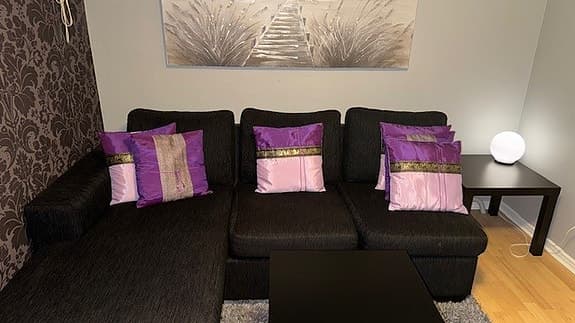 Set med prydnadskuddar och löpare i lila och rosa med dekorativa detaljer