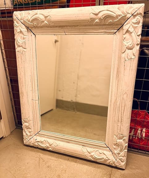 Spegel från f.d. ”underbara hem” med fin stor träram