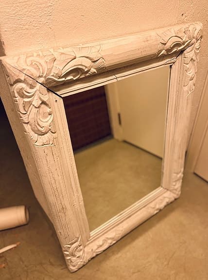 Spegel från f.d. ”underbara hem” med fin stor träram