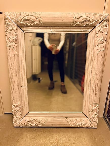 Spegel från f.d. ”underbara hem” med fin stor träram