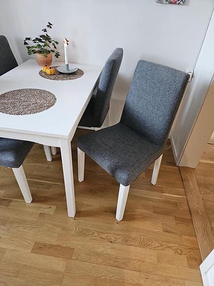 IKEA Matbord och Stolar Vit och Grå
