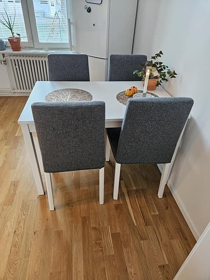 IKEA Matbord och Stolar Vit och Grå