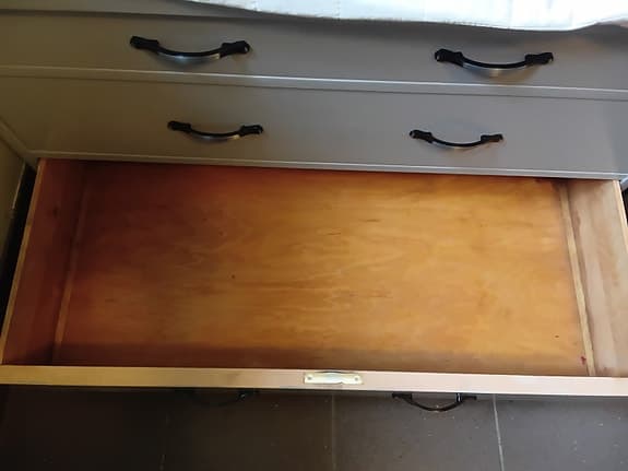 Äldre massiv trä byrå,ny målad