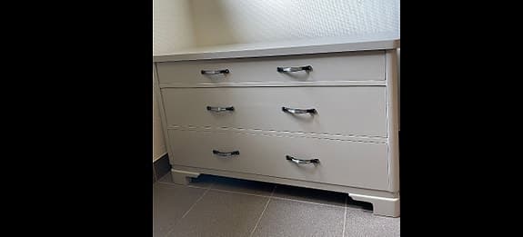 Äldre massiv trä byrå,ny målad