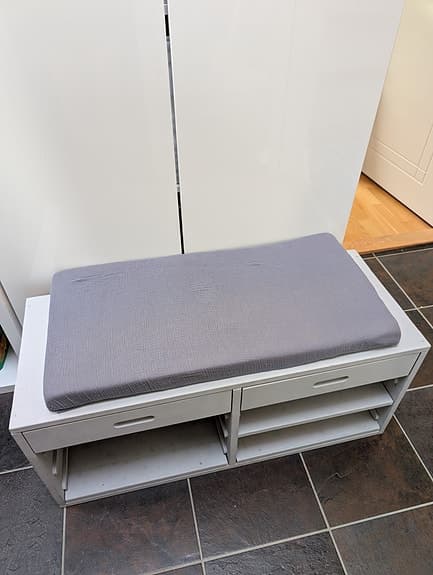 Grå bänk med förvaringsutrymmen hallmöbel