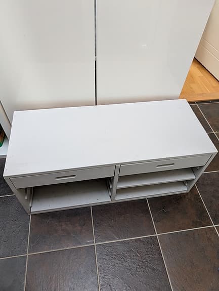 Grå bänk med förvaringsutrymmen hallmöbel