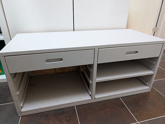 Grå bänk med förvaringsutrymmen hallmöbel